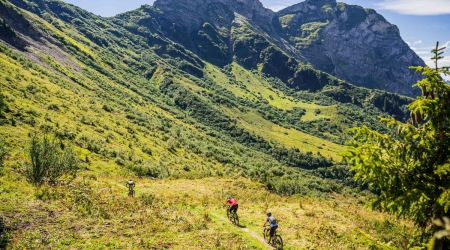 Wintersporters gaan in de zomer Mountainbiken